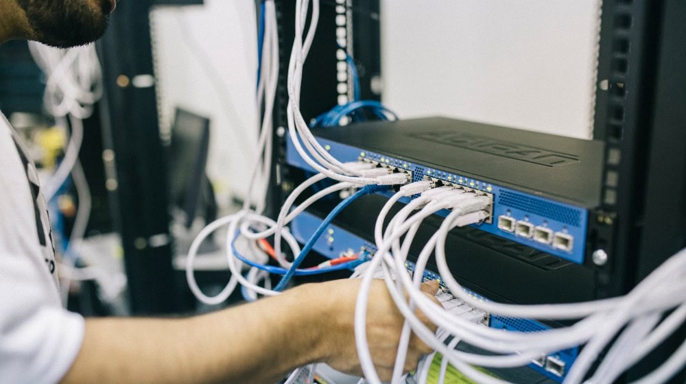 Technik u síťového rozvaděče poskytovatele internetu